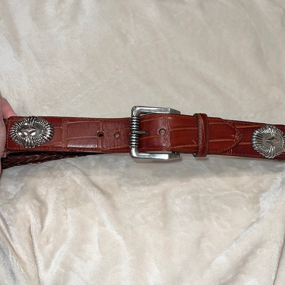 Women’s Saddle Brown Leather with Conchos Belt EUC - Picture 2 of 10